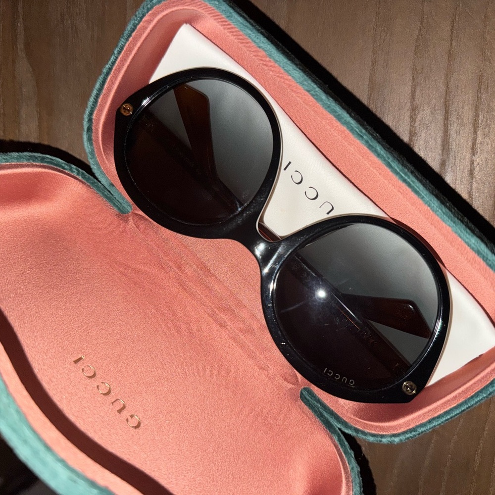 Gucci Black Round Sunglasses with Dark Lenses